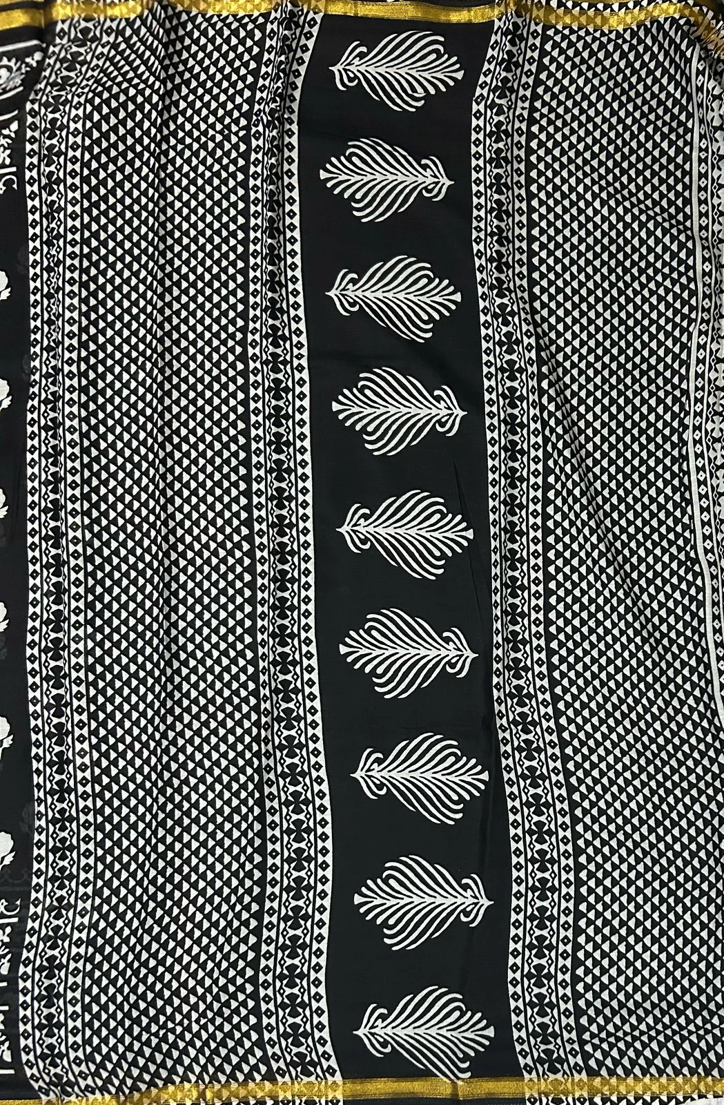Black n white cotton slub saree - Image 5