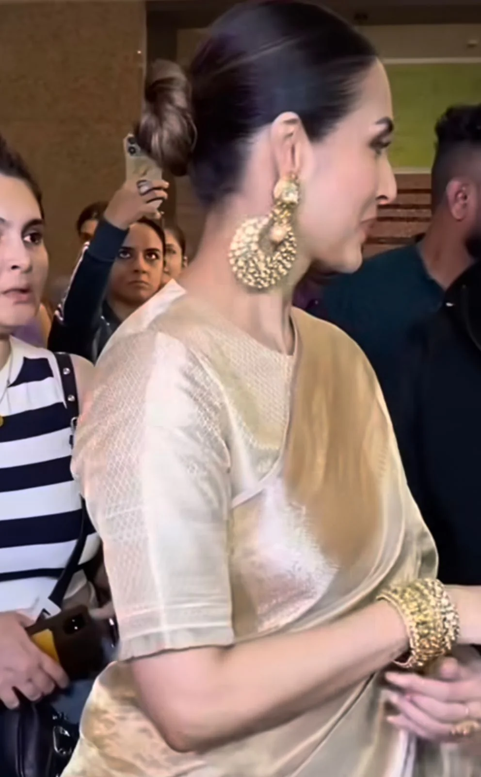 Malaika arora 01 plain pure tissue silk saree - Image 4
